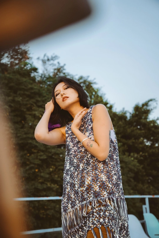 一位年轻女子穿着裙子站在镜子前