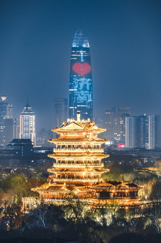 夜晚的城市 拥有高耸的建筑物和摩天大楼的天际线。