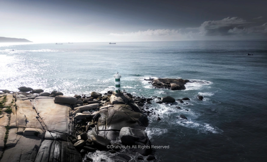 面对海洋的陡峭悬崖上有一座灯塔