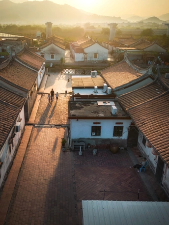 夕阳下 老镇街道上的人们 太阳刚刚在建筑物的屋顶上方