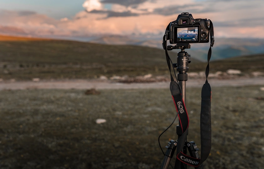 相机在三角架上 背景为风景