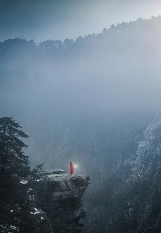 在雾中 岩石顶部点着一支红蜡烛。