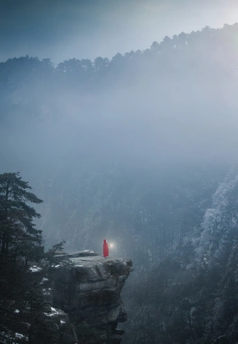在雾中 岩石顶部点着一支红蜡烛。