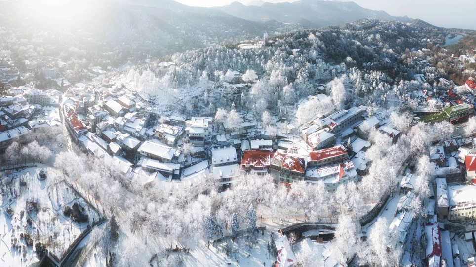 一个小村庄在冬天 山上积雪 