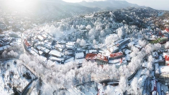 一个小村庄在冬天 山上积雪 