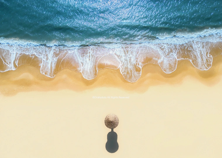 站在沙滩上的岩石 海浪从海洋涌来