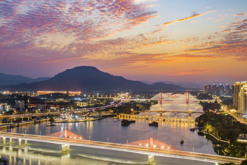 河上的桥在傍晚或日落时