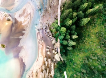 一名站在海滩附近水中的女性的 aerial photo