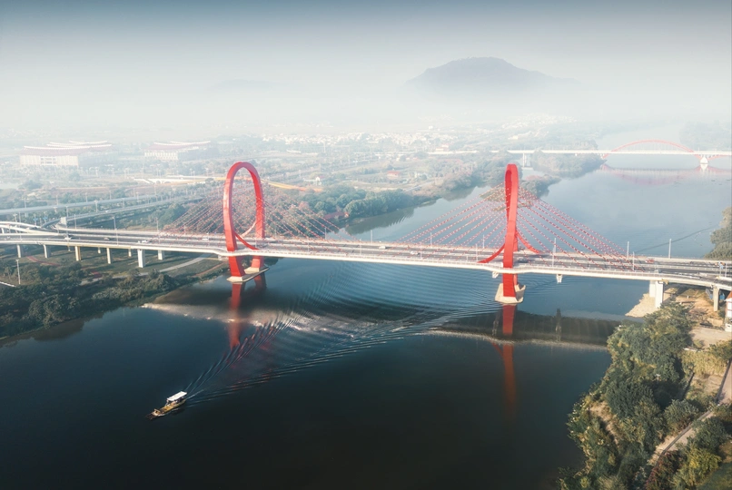 河上的一座长桥 桥上有一艘船