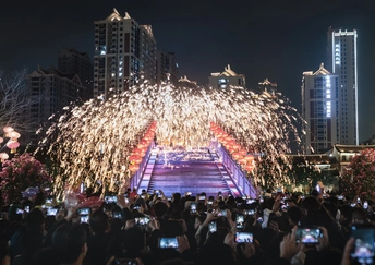 人群在活动上拍摄烟花