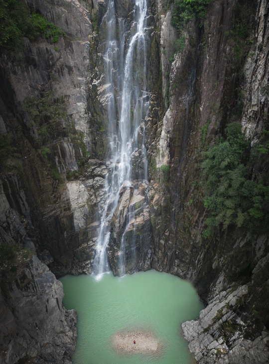 瀑布底部有一个绿色水池