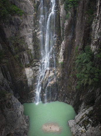 瀑布底部有一个绿色水池