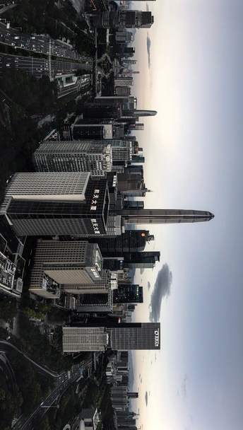 一座很高的建筑在空中飞翔