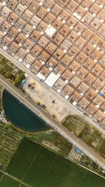 城市 aerial photo 带有绿色农田、道路和水
