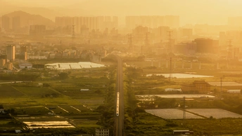 前景中有高楼大厦的大型城市