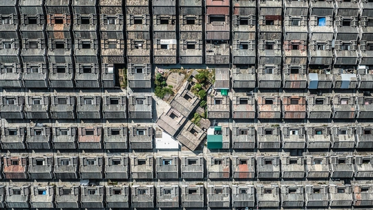 许多窗户的大型建筑的图像