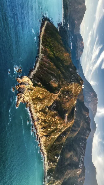 位于海岸线附近水域中央的岛屿