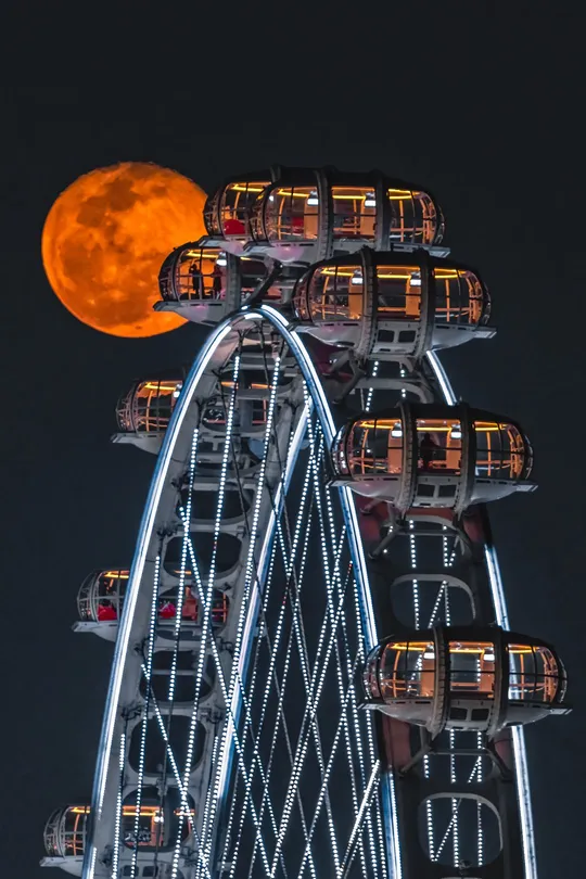 圆月从过山车上升起