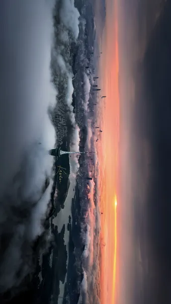 飞机在天空中飞行 地球上弥漫着烟雾和火焰。