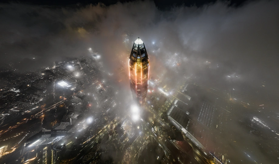 从雾气笼罩的城市高楼的顶部拍摄的夜晚照片