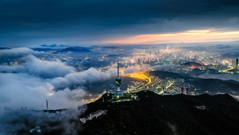 夜晚的城市 有雾和云