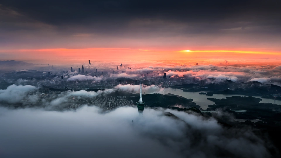 日落时分的城市 天空中弥漫着雾气和云彩。