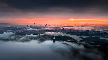 日落时分的城市 天空中弥漫着雾气和云彩。