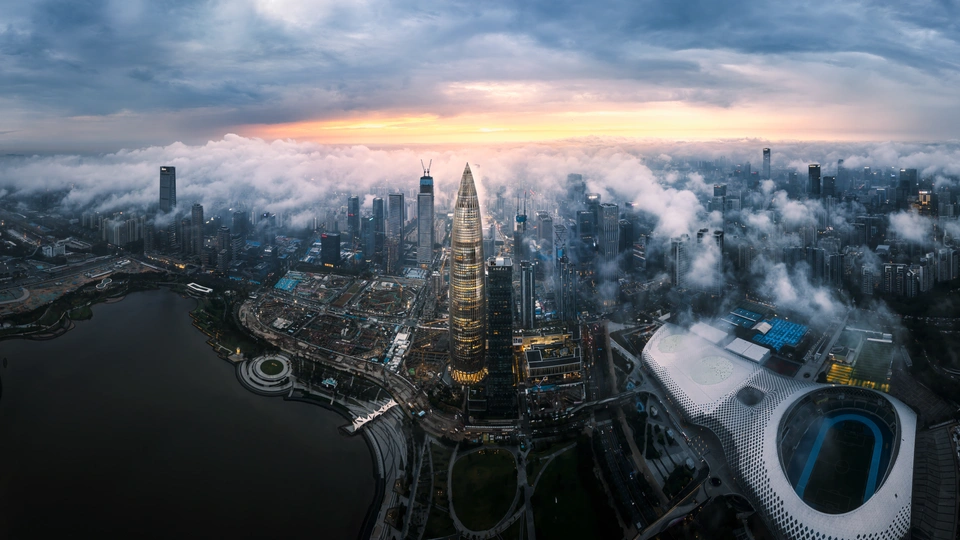 城市天空中摩天大楼和云的照片