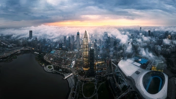 城市天空中摩天大楼和云的照片