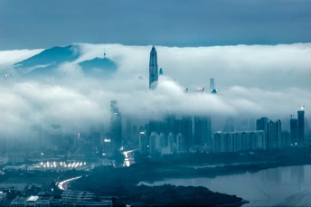 城市的天际线 摩天大楼 山脉 云和河流