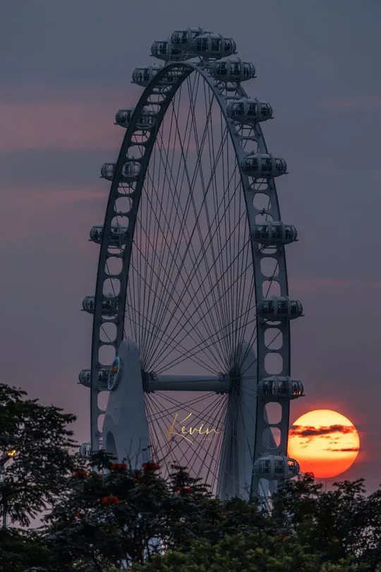落日背景下的一个大型法拉利轮