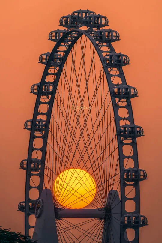 一个夕阳西下的摩天轮