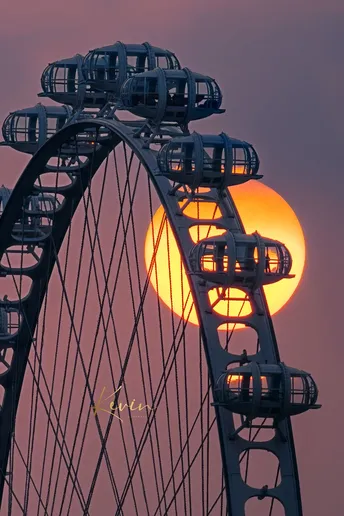 满月背后的旅游胜地 太阳落山了。