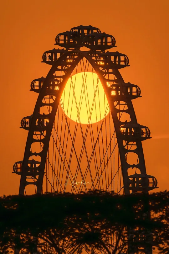 太阳落在了过山车上。