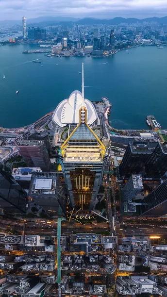 从建筑物顶部俯瞰城市