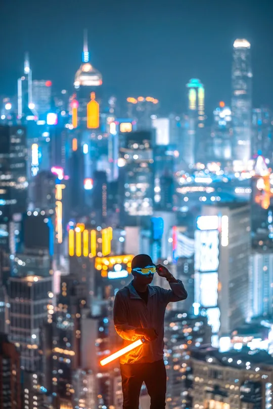 站在摩天大楼的顶部 俯瞰城市天际线的夜晚 一个男人