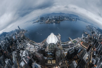 照片是从建筑物顶部拍摄的城市的照片