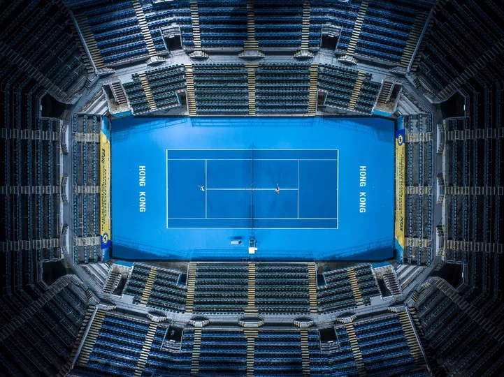 一个空荡荡的网球场在体育场里