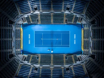 一个空荡荡的网球场在体育场里