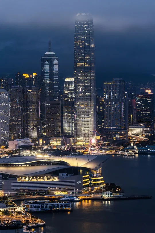 大型城市夜景中的摩天大楼的天际线