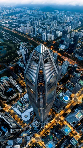 照片是夜晚从摩天大楼的顶部拍摄的城市的照片。