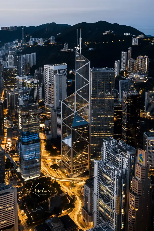 夜晚的城市景观 高大的建筑和摩天大楼