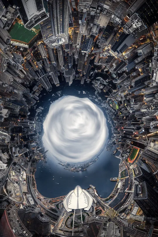 城市天空中有一颗行星的圆形全景照片