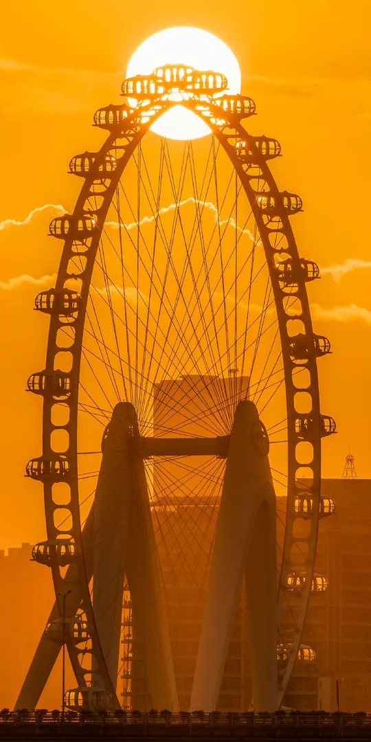 落日时分 橙色天空下的大型费尔瑞斯轮