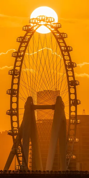 落日时分 橙色天空下的大型费尔瑞斯轮