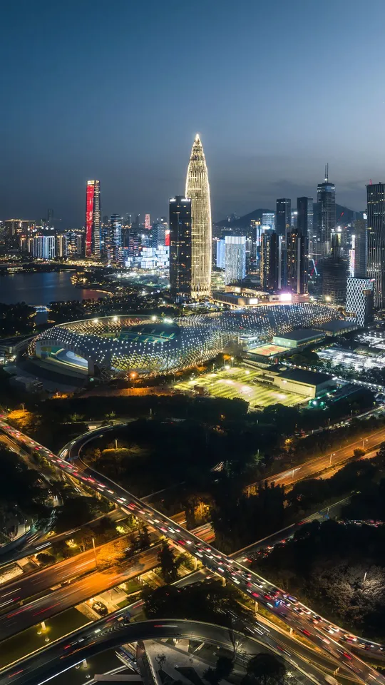 夜晚的城市 天际线被点亮了。