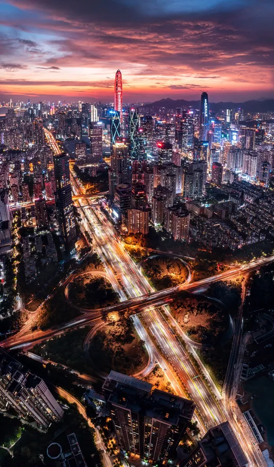 夜晚的城市 天际线在日落时点亮了。