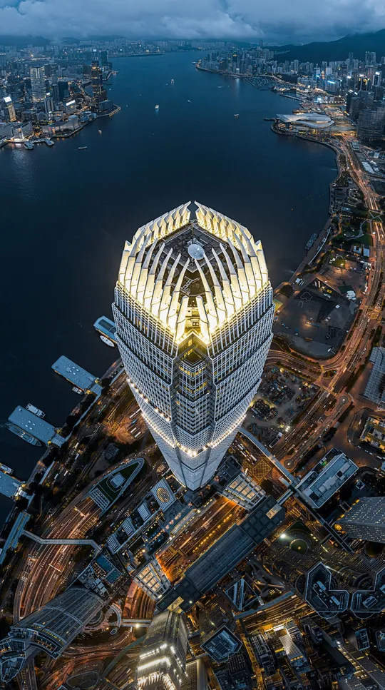 城市夜晚的新建筑