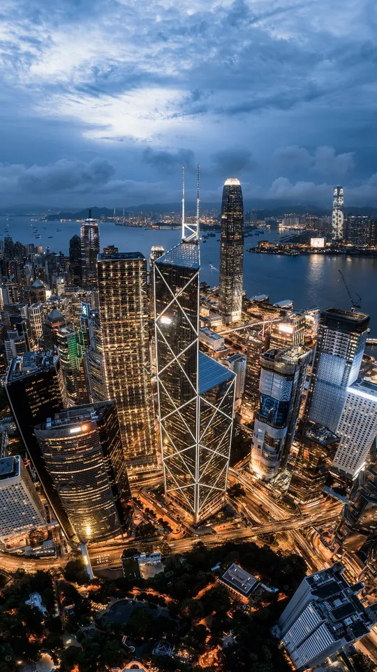 夜晚的城市 摩天大楼熠熠生辉