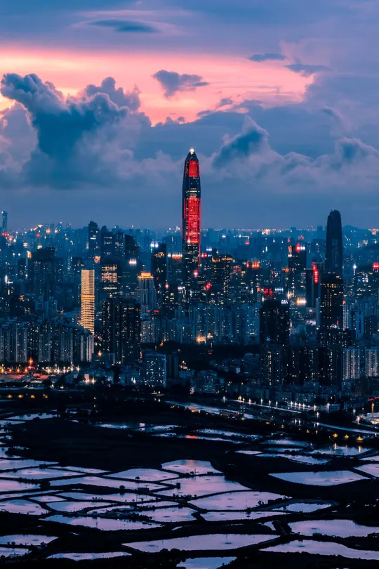 夜晚的城市天际线 摩天大楼在天空中的灯光